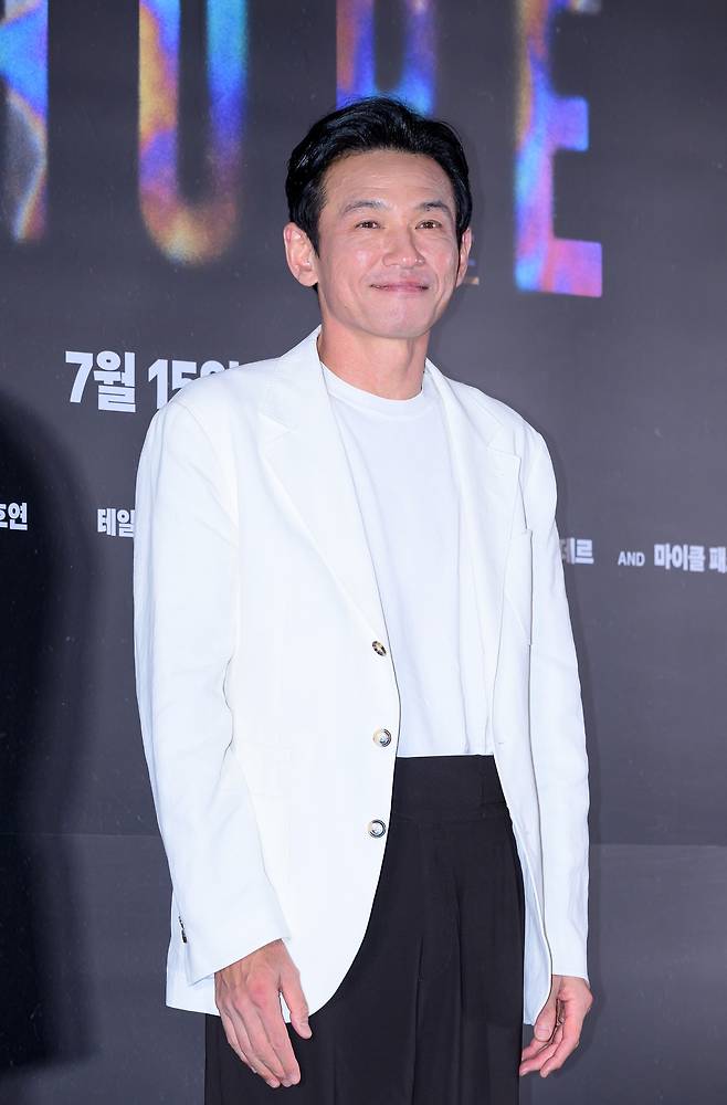 ‘황정민 스토킹 혐의’ 여성에 천만 원 구형…최후진술서 꺼낸 말은