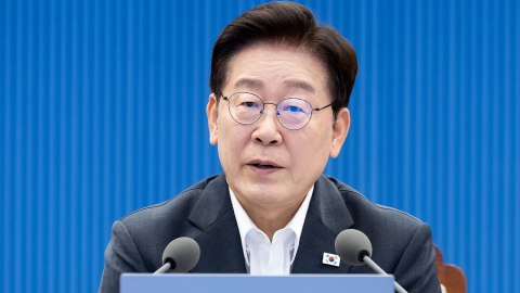 이 대통령 "전방위적 공급 총력전…법·제도 고쳐서라도 확보"