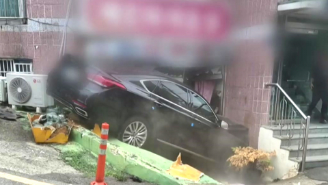 부산 주택가 미용실로 승용차 돌진 3명 부상