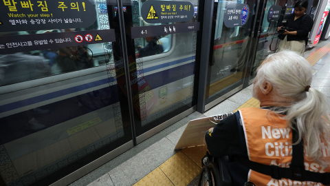 전장연 지하철 탑승 시위…한때 서울역 무정차 통과