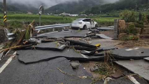 "도로 산산조각, 차 뒤집혀"…제보영상으로 본 현장