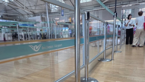 중국인들 단체 \'새치기\' 논란에…인천공항 결국 펜스 설치