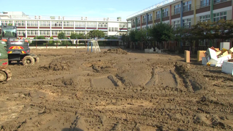 흙먼지 날리고 뻘밭으로 변한 학교…이 시각 거제