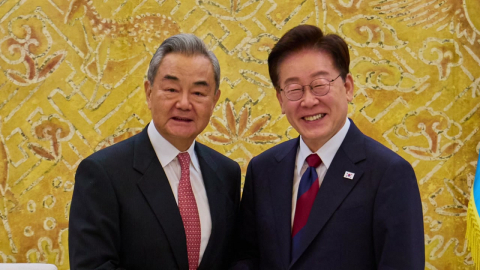 이 대통령, 왕이 부장에 "한반도 문제 긴밀 소통" 당부