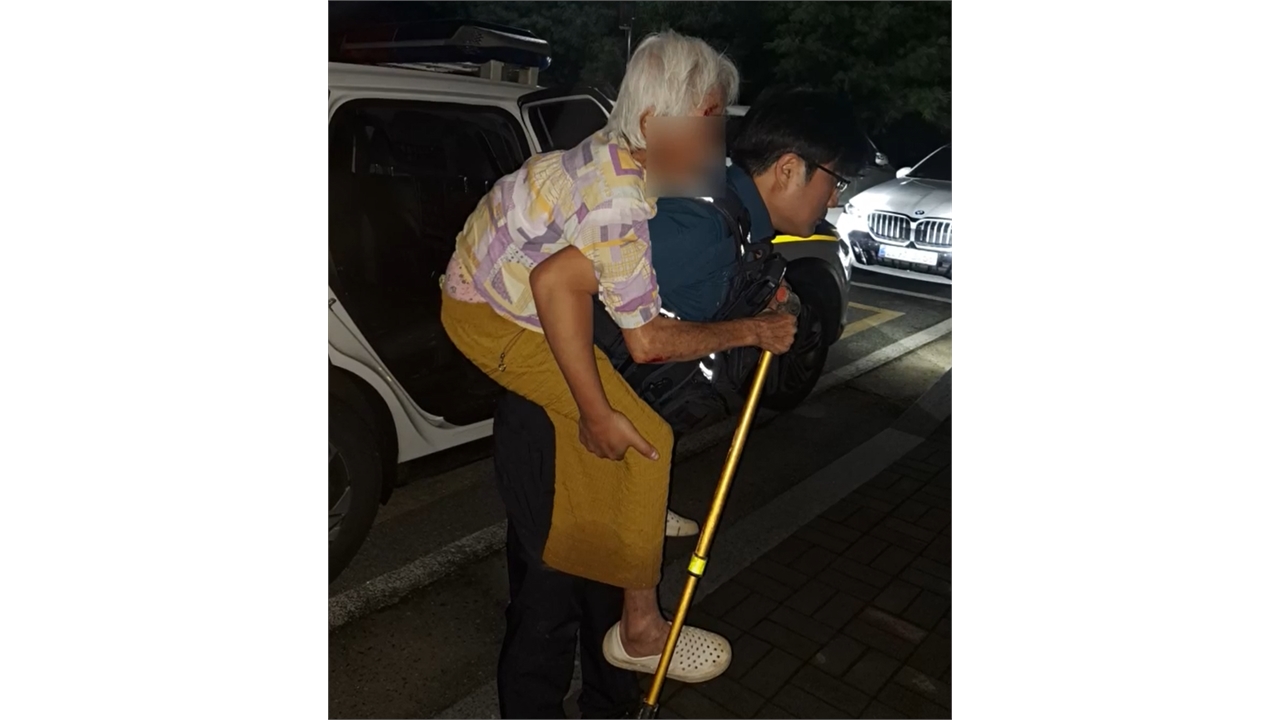 화천경찰, 길 잃은 치매 노인 무사 구조..."내 부모님이라 생각했죠."