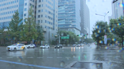 [날씨] 늦더위 속 곳곳 비·소나기…남해상·제주 해상 '높은 물결'