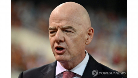 FIFA '월드컵 지분 매각 철회' 약속...UEFA, FIFA 대회 보이콧 않기로
