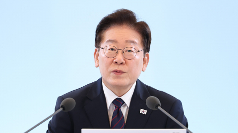 이 대통령 지지율 42% \'최저치\'…부정 평가 50%
