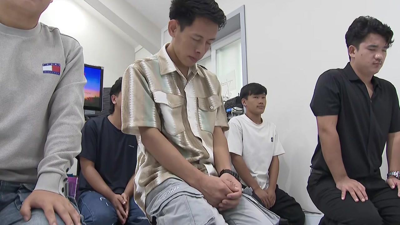 휴일 맞은 '네팔 거리'도 침통..."무사히 돌아오길"