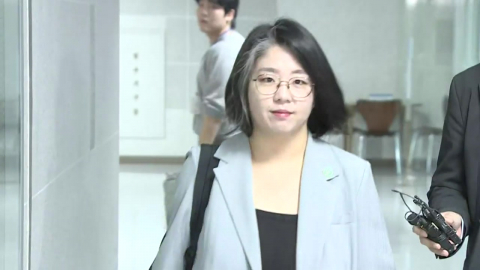 사퇴 않겠다는 용혜인, 기자 질문에도 \'묵묵부답\' 출근길 [현장영상+]