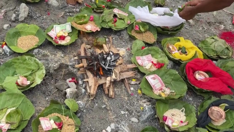 짚인형으로 '가상 장례식'…실종자 5천 명, 네팔의 눈물