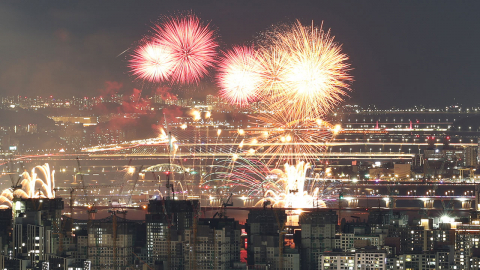 백만 인파 운집한 \'불꽃 축제\'…쓰레기 더미에 \'몸살\'