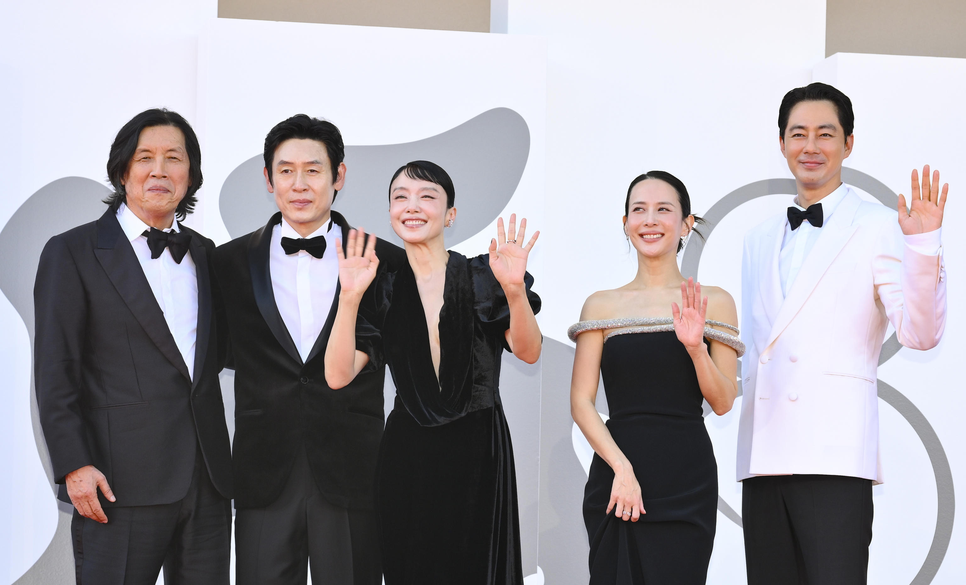 베니스 뜨겁게 달군 '가능한 사랑', 7분 기립박수에 설경구·조인성 눈물