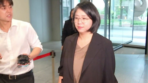 의원 겸직 논란 용혜인 출근…질의엔 '묵묵부답' [현장영상+]