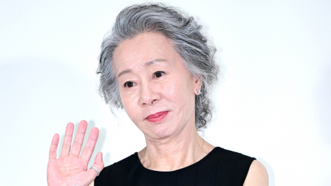 윤여정, 美 에미상 여우조연상 수상 불발…‘성난 사람들2’는 현재까지 3관왕