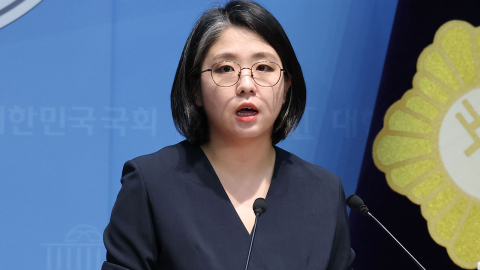 용혜인 "겸직은 법률이 허용"…40여 분 반박 회견
