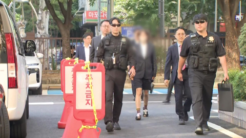 첫 등장 브로커 '묵묵부답'…청탁 의혹 결심재판은 연기