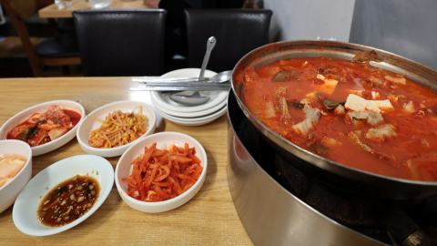 김치찌개 백반 전국 평균 9천 원 돌파…외식 물가 고공행진