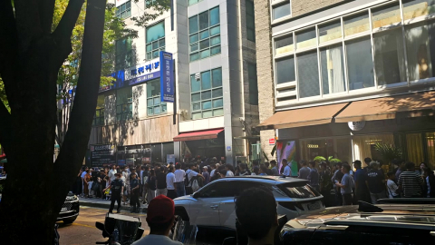 포켓몬 카드팩 구매하려 인산인해…경찰·소방 출동