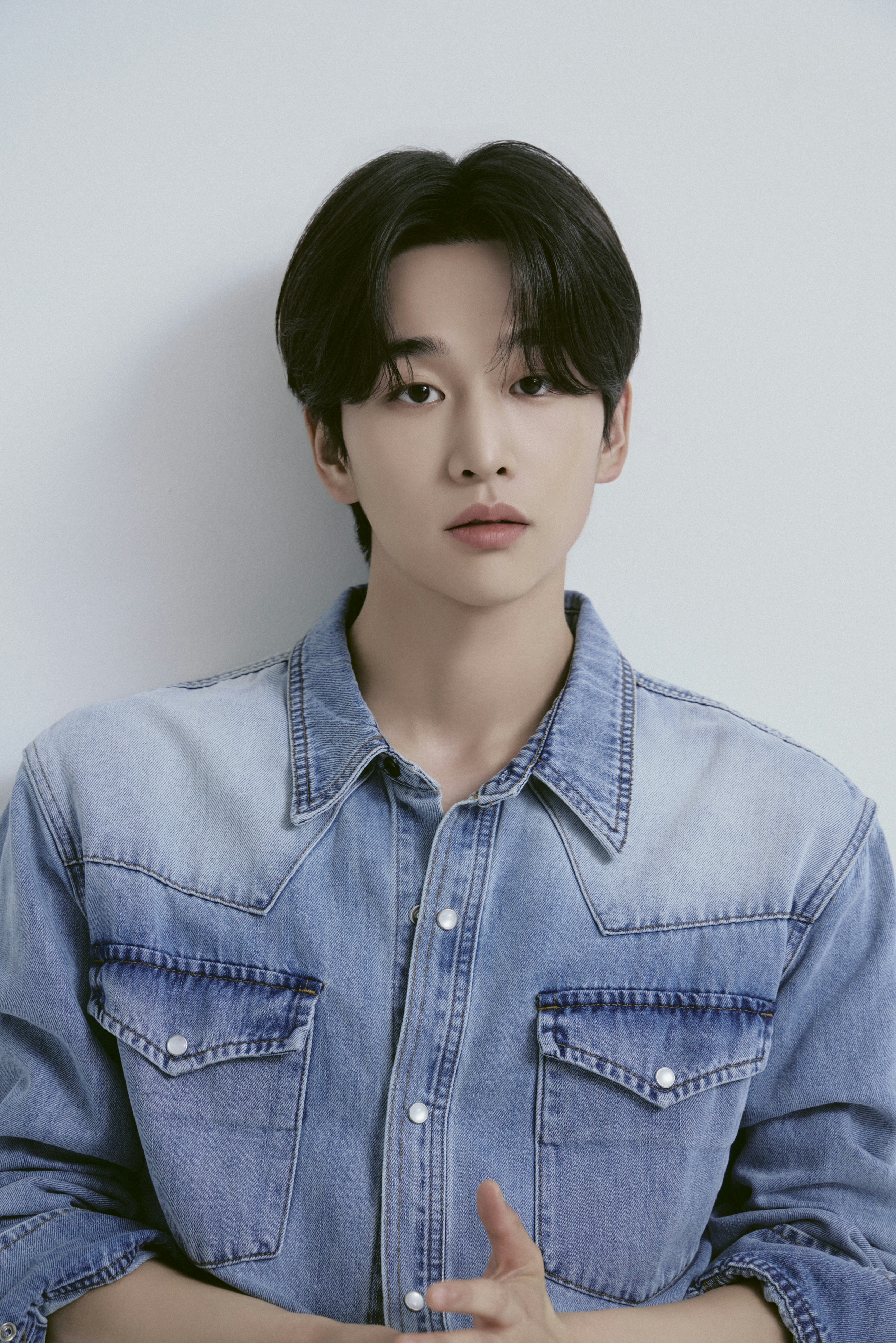 김윤우, 깊어진 눈빛…새 프로필서 반전 매력
