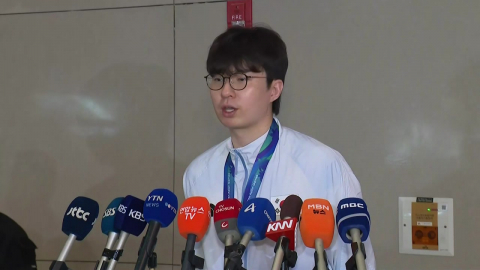 남자 농구 대표팀 귀국 "선수 모두 희생하고 다같이 이뤄낸 우승" [현장영상+]