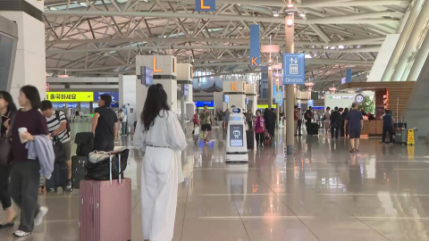 설레는 귀성 대신 해외로!…인천공항 여행객 '북적'