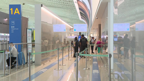 짧아도 해외로!...연휴 첫날 인천공항 출국객 '북적'