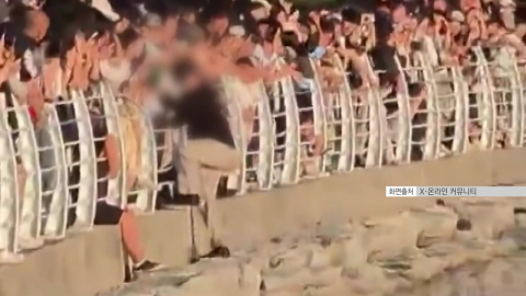 상어보려다 핸드폰 빠진 남성...SNS 화제된 영상 [앵커리포트]