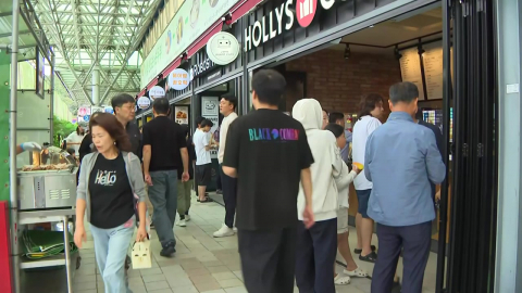 갑갑한 도로 벗어나 간식 삼매경…추석 휴게소 풍경