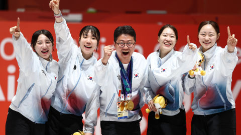 펜싱 여자 사브르, 8년 만에 단체전 우승…펜싱 금4·은4·동2개로 마감
