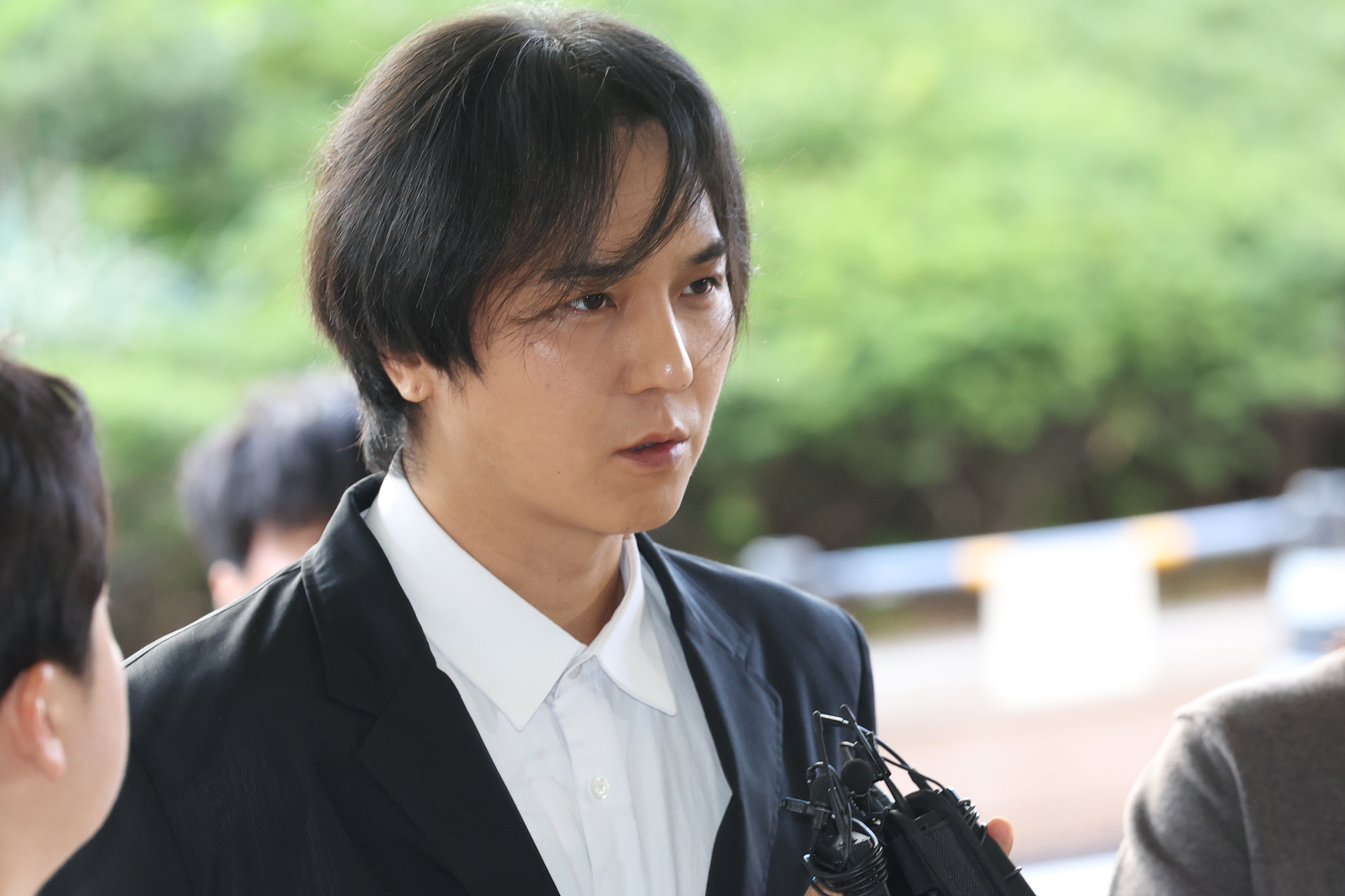 송민호, 병역법 위반 1심 유죄…징역 1년에 집행유예 2년