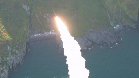 극초음속 미사일 발사 장면 전격 공개…목표 지점 \'명중\'
