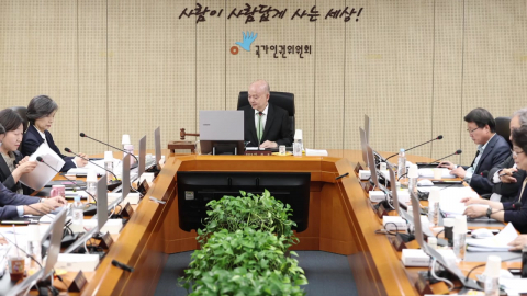 인권위, '윤 방어권 보장 권고' 사과 의결…안창호는 기권