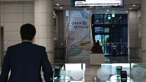 선관위 특검, '투표자 수 허위입력' 추가 확인...중앙선관위 등 7곳 압수수색