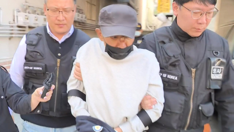 포승줄에 묶인 최충락, 주거지 압수수색 참관
