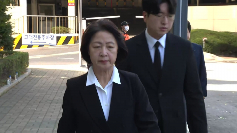 추미애, 소방관 빈소 조문…'재정 빨대' 발언 사과