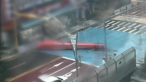 간판 떨어지고 첨탑 \'뚝\'…강풍·폭우 피해 잇따라