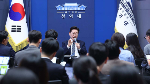 이 대통령, 춘추관 깜짝 방문해 기자들과 소통…현안 관련 질의응답
