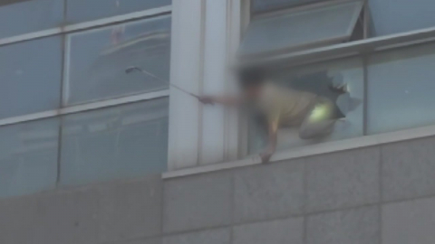 "살려주세요"…골프채로 유리창 깨고 필사의 탈출