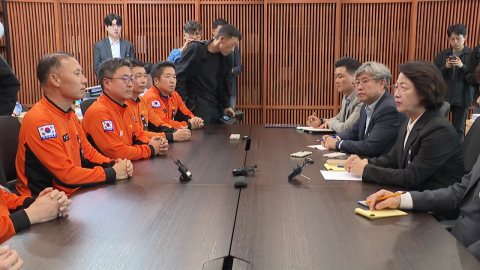 추미애, 소방관 만나 '빨대' 발언 사과…'소방 재정' 문제 남아