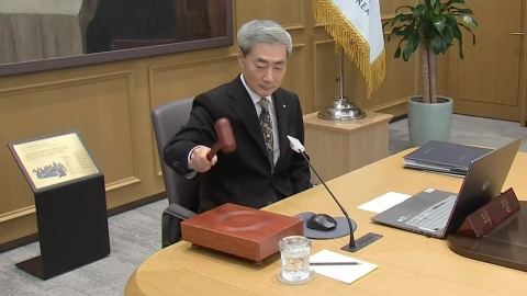 기준금리 3% 동결…한은 총재, 재정 지속성 우려도