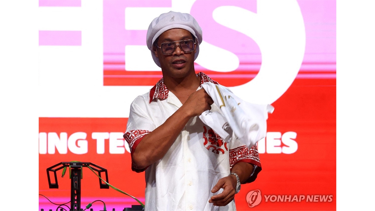 2002 월드컵 브라질 우승 주역 호나우지뉴, 11년 만에 그라운드 복귀