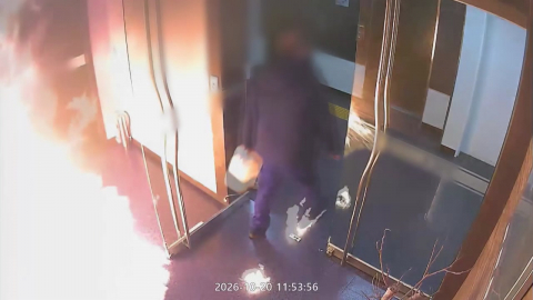 역삼동 첫 방화 CCTV…1분 만에 유유히 빠져나가