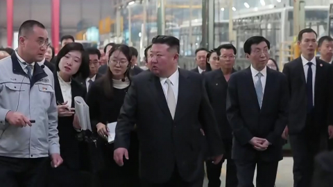 제재 비웃듯 버스 공장 간 김정은…미국 담당 배석 속셈은?
