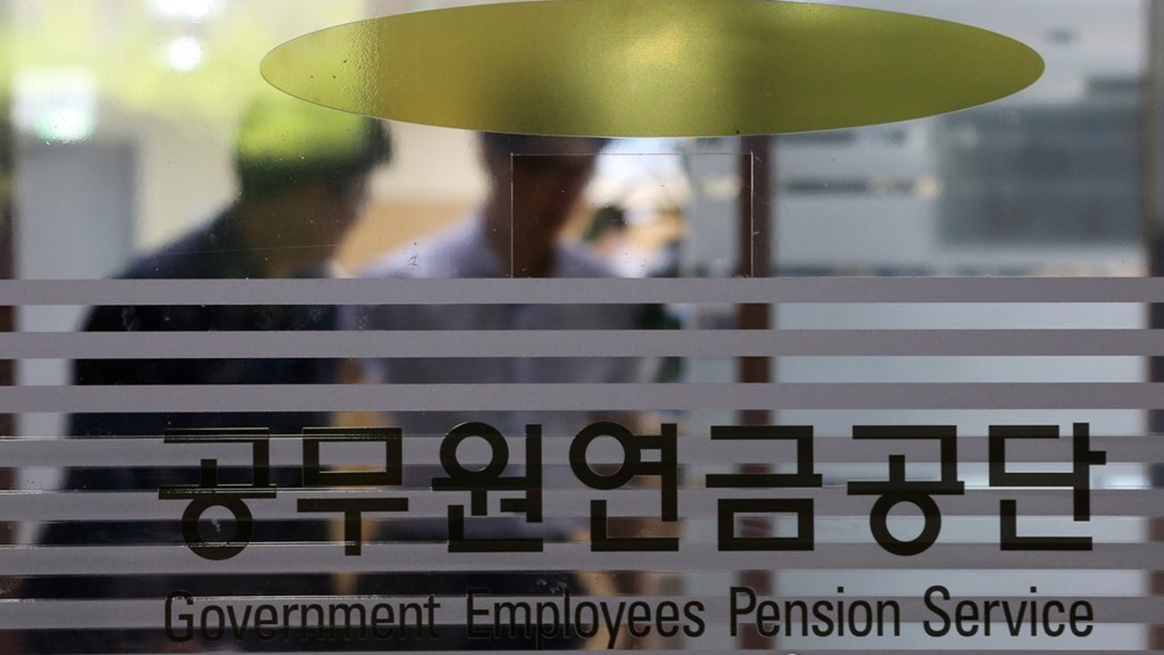 4대 4 '팽팽'...공무원연금 수령 60→65세 상향 합헌 결정