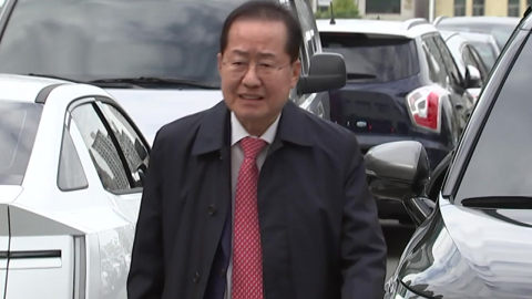 법정 나타난 \'변호인 홍준표\'…"만들어낸 수사"