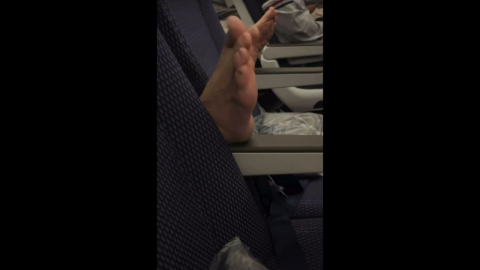 기내식 먹는데 팔걸이에 '맨발'... 반복되는 기내 민폐 '법적 처벌' 가능할까 [앵커리포트]