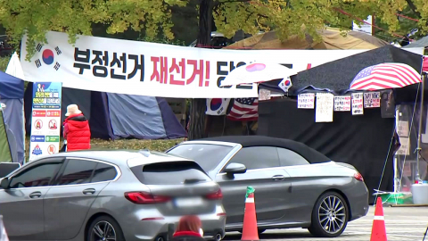 투표지 빠져나간 개표소…시위대 일부 남아 '구호'