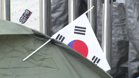 투표지 반출된 개표소…일부 시위대 남아 '구호'