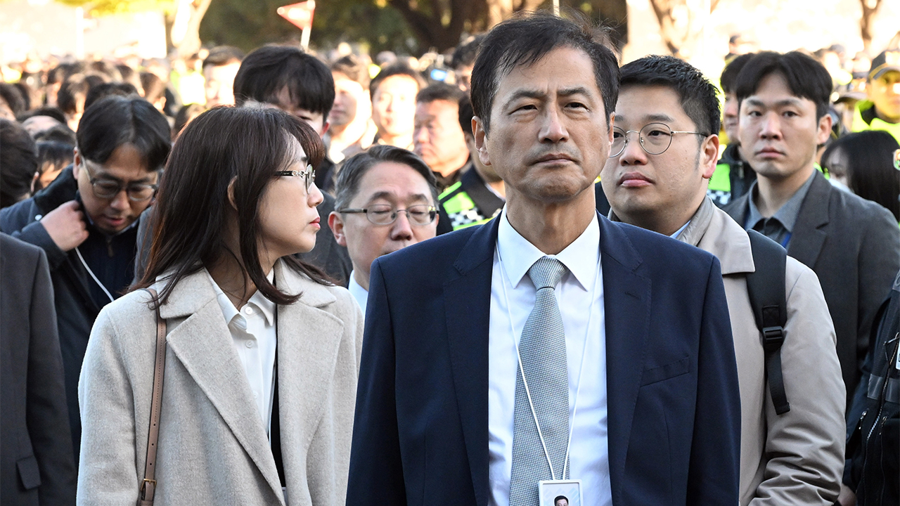 특검, 중앙선관위 등 압수수색...140억원대 장비 납품 비리